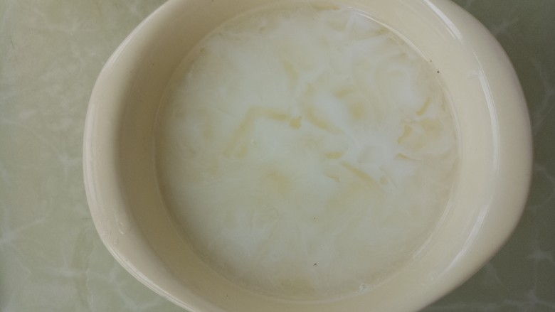 西米椰汁糕,再加入泡软的吉利丁片,搅拌均匀。