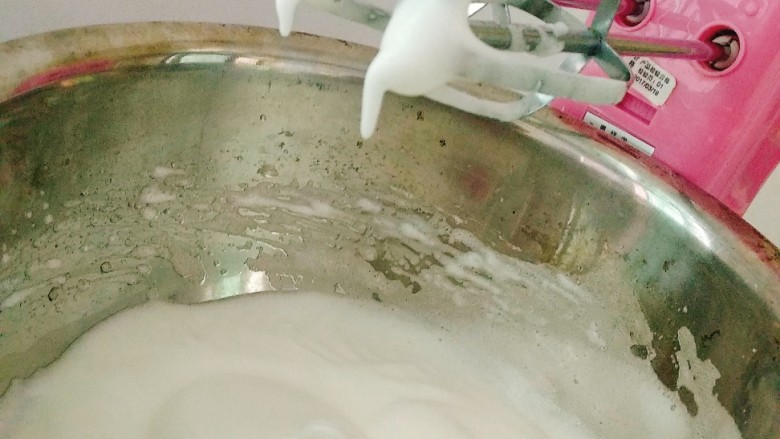 黄桃芒果混搭慕斯,蛋白加入白醋几滴,分三次加入30克白砂糖,打发成出现图片中的样子,硬性发泡