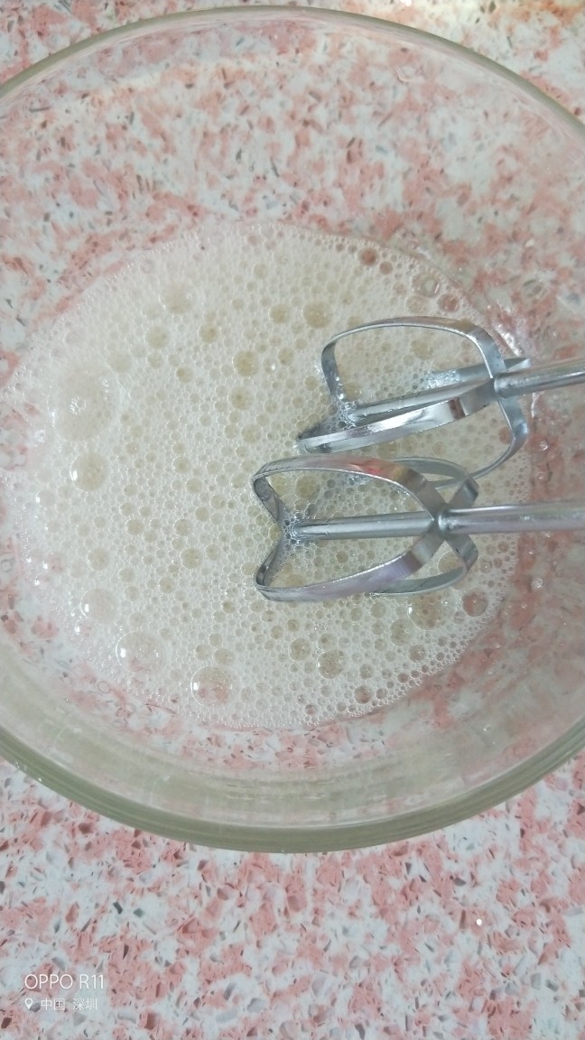 好看又好吃的营养玫瑰红米糕,蛋清加一两滴白醋,用电动打蛋器打至大泡泡