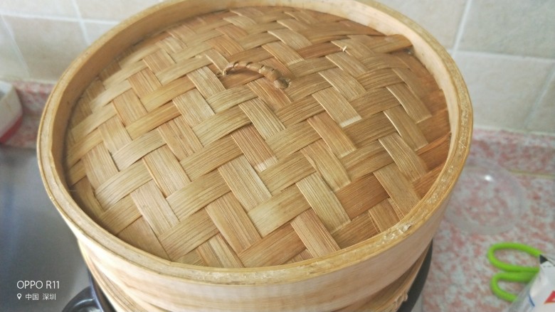 好看又好吃的营养玫瑰红米糕,锅里水烧开后上锅,中火蒸半个小时,关火焖五分钟