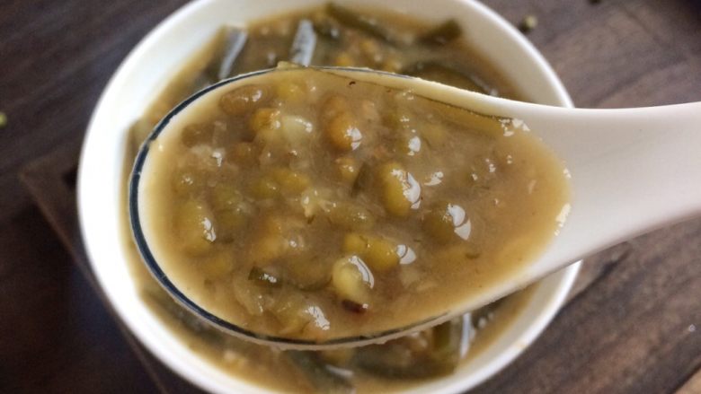 消暑佳品: 陈皮海带绿豆沙,不少人对绿豆汤的认识存在误差,下面我挑了两点比较重要的,给大家分析一下:
(一)大多数人喜欢将绿豆汤冰镇过再喝,觉得清热消暑的功效更好。虽然这样喝确实很清凉,其实并不会提升它的消暑作用,反而容易伤身。因为绿豆本来就是极寒之物,冰镇过后食用容易造成脾胃失衡。特别是寒凉体质的人,即使是上火了,也不能喝冰凉的绿豆汤。这类人属于内寒外热,喝绿豆汤不但消不了热气,反而增长了体内的寒凉之症,容易引起腹痛腹泻及其他症状。