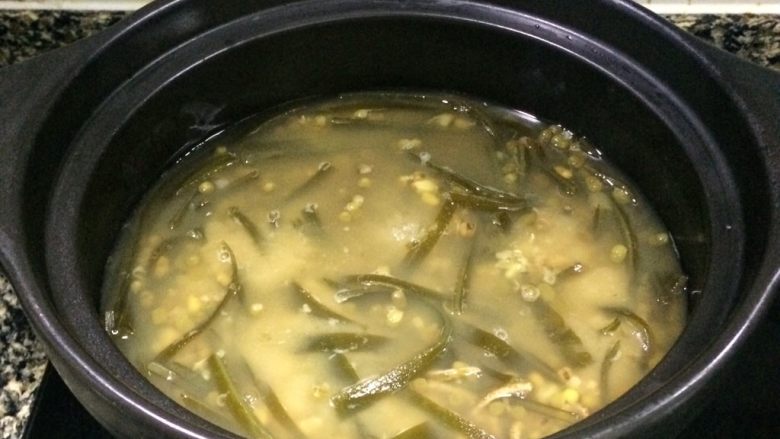 消暑佳品: 陈皮海带绿豆沙,7、将煮好的绿豆汤转倒入砂锅中,大火烧开。