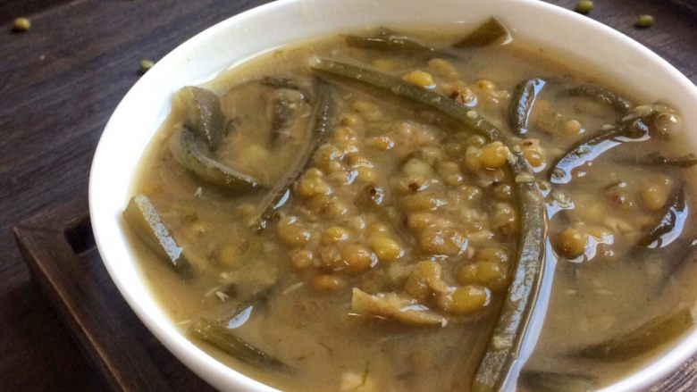 消暑佳品: 陈皮海带绿豆沙,10.煮好啦!
可趁热喝或者冷藏再吃。