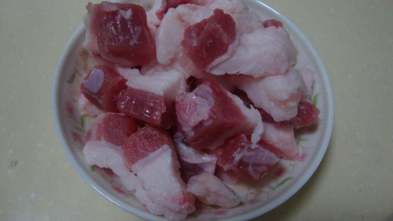 富贵有余:香辣啤酒炝锅鱼,葱姜蒜切碎,<a style='color:red;display:inline-block;' href='/shicai/ 428'>五花肉</a>切丁
