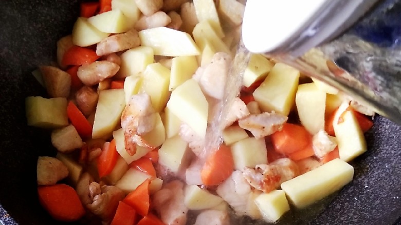 咖喱鸡肉炖土豆,倒入适量开水,水漫过土豆即可