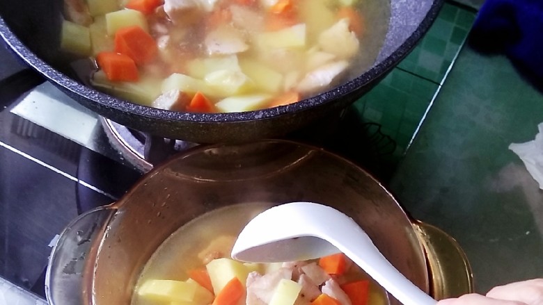 咖喱鸡肉炖土豆,我换了炖汤锅,也可以在炒锅直接炖