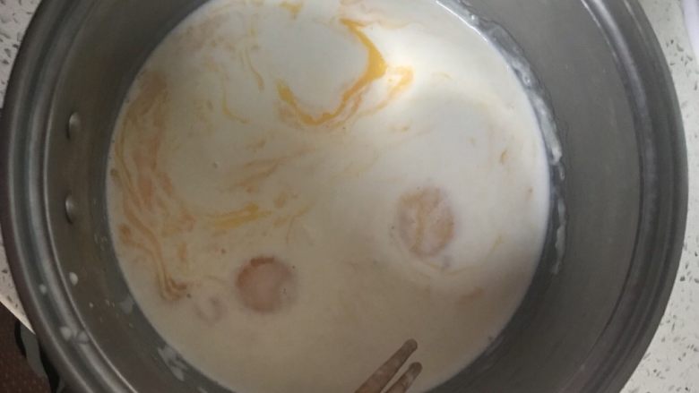 蓝莓蛋挞,放凉后加入蛋黄,拌匀。