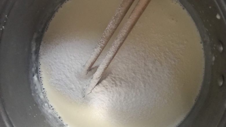 蓝莓蛋挞,继续把低面粉筛入,搅拌均匀。