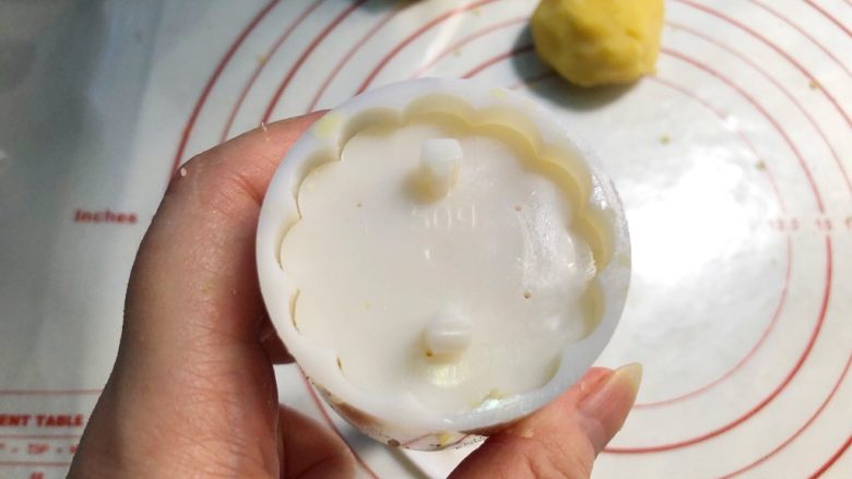 绿豆糕,模具抹一点油,把小团子放入模具,压出来就可以了