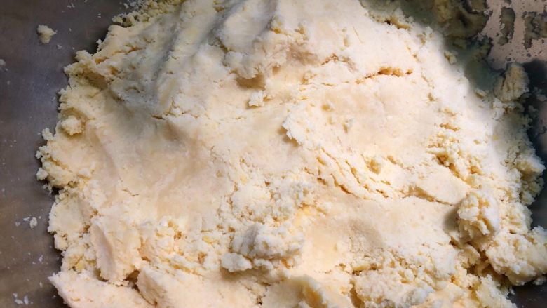 绿豆糕,打好倒到盆里,用勺子稍微再碾碎一下,我比较懒,没有过筛