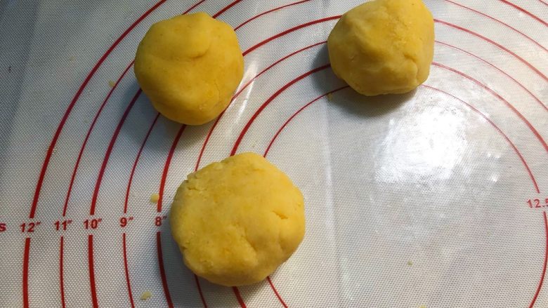 绿豆糕,待绿豆泥放凉一点,分成25g的小团子
