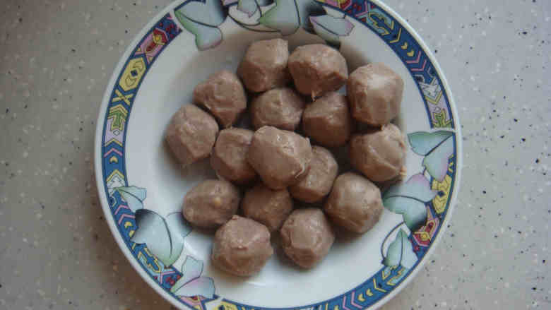 潮汕沙茶牛肉丸,准备食材:潮汕手打<a style='color:red;display:inline-block;' href='/shicai/ 6841'>牛肉丸</a>:250克,进行蒸制,锅上汽后蒸大约10分钟左右即可,备用。
