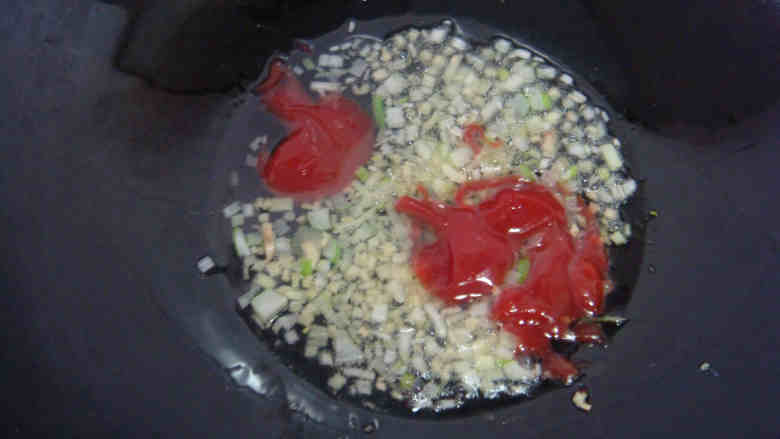 潮汕沙茶牛肉丸,锅中倒入少许油:葱姜爆香。