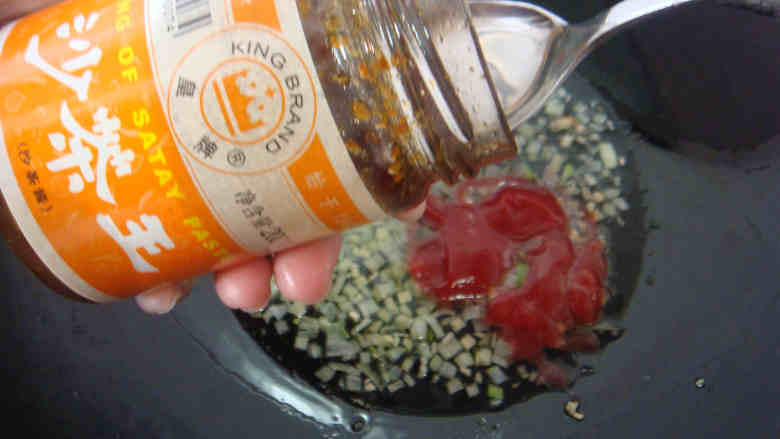 潮汕沙茶牛肉丸,倒入皇牌沙茶王:2勺。