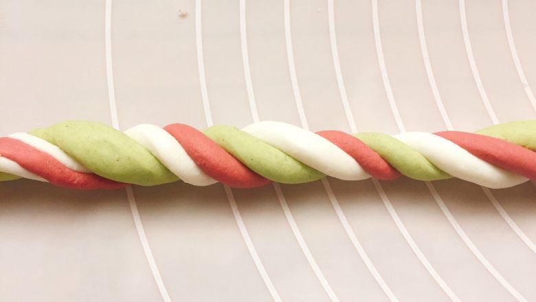 炫彩芝麻汤圆,像搓麻花一样,如图