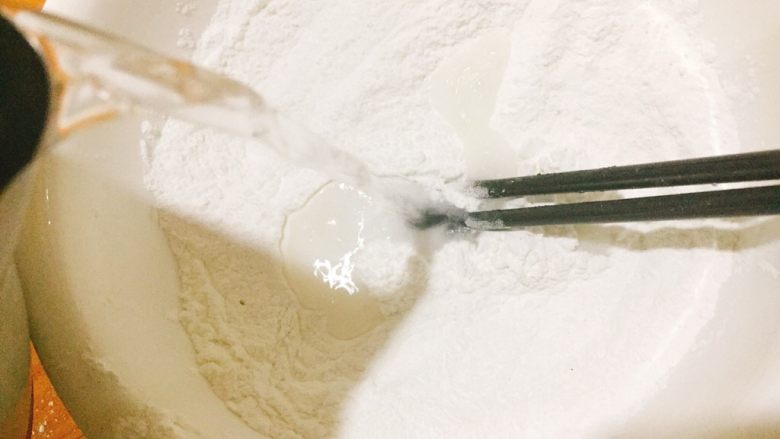 炫彩芝麻汤圆,注入开水,拌成絮状
