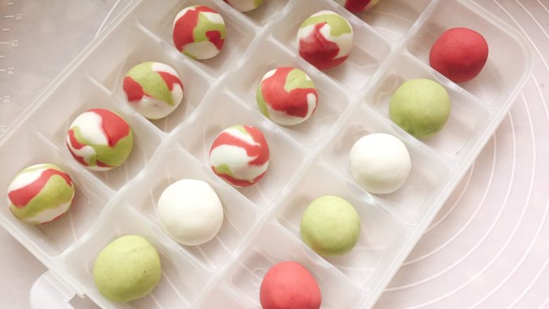 炫彩芝麻汤圆,可以装盒子里,冰箱冷冻保存