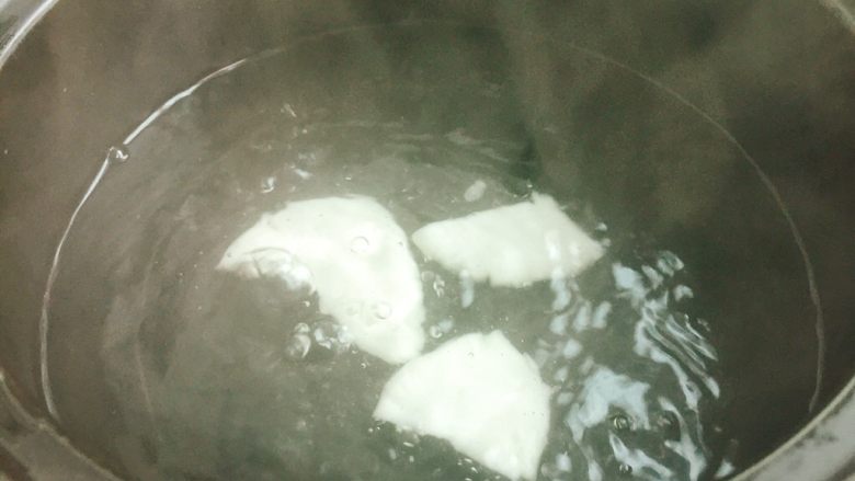 炫彩芝麻汤圆,放入糯米团子,煮熟
