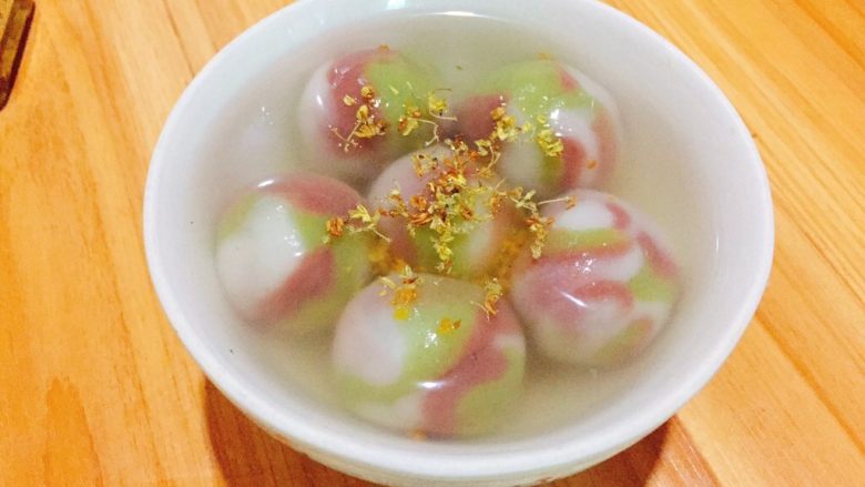 炫彩芝麻汤圆,最后将汤圆盛出加一点桂花蜜,撒点干桂花,上桌开吃