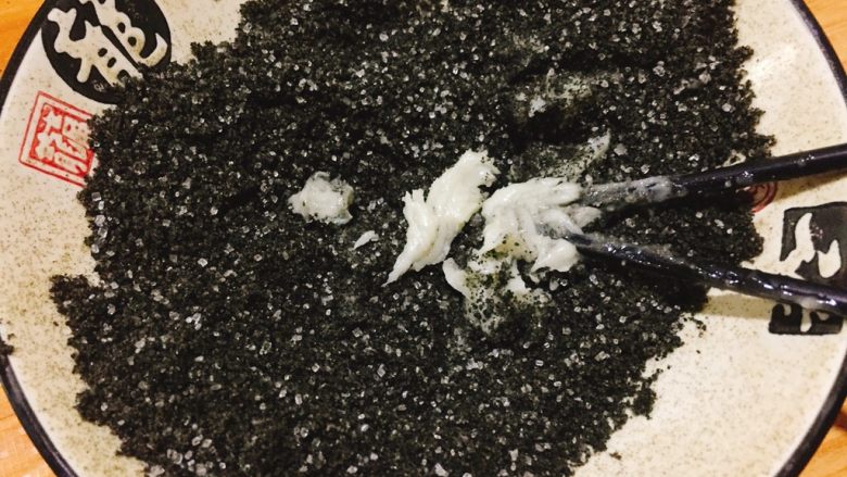 炫彩芝麻汤圆,分次加入猪油,