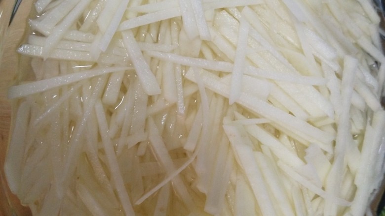 家常酸辣土豆丝,土豆切丝,😓老公切的凑合看吧