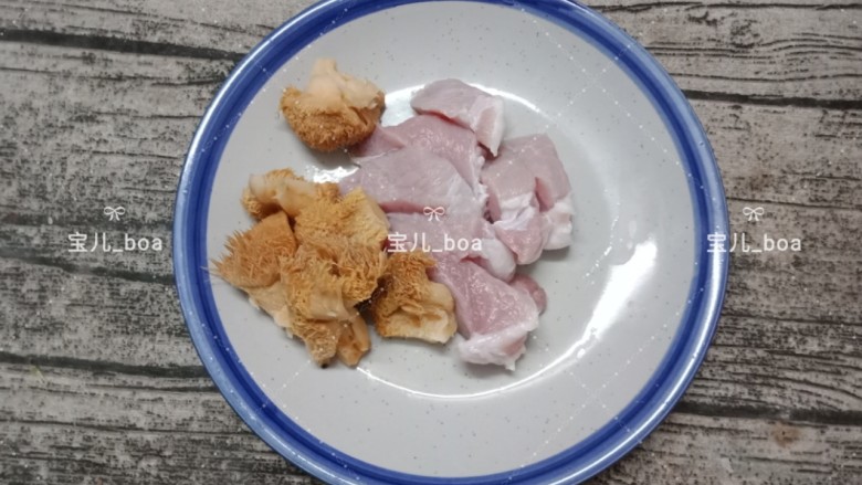 猴头菇肉汤羹,泡好的猴头菇洗几遍,然后挤干水