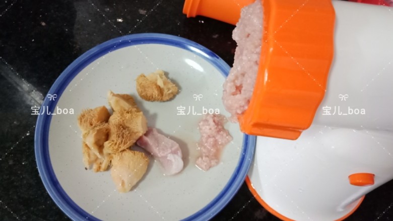 猴头菇肉汤羹,把猪瘦肉放入料理机搅成肉泥