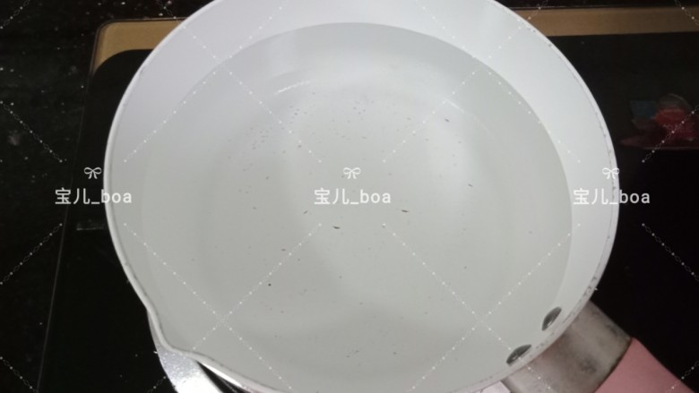 猴头菇肉汤羹,锅里放入适量的水,大火烧开
