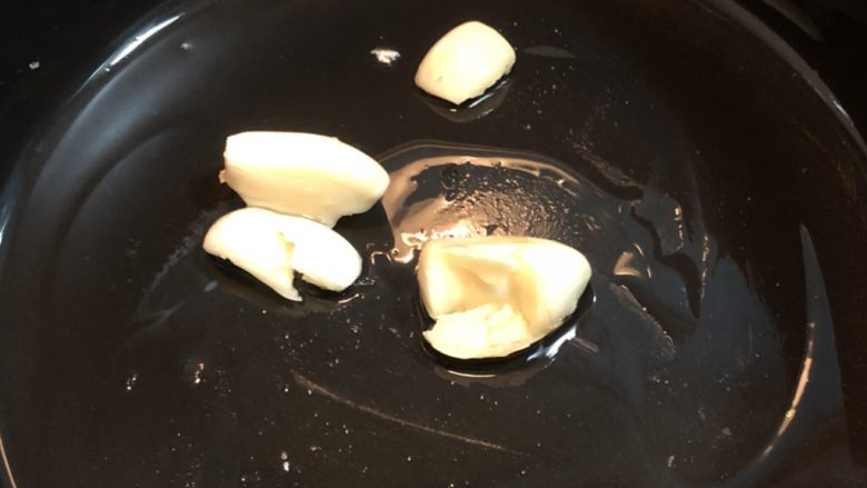 鲍鱼焖鸡,用瓦罉,热锅下油下姜蒜爆香。