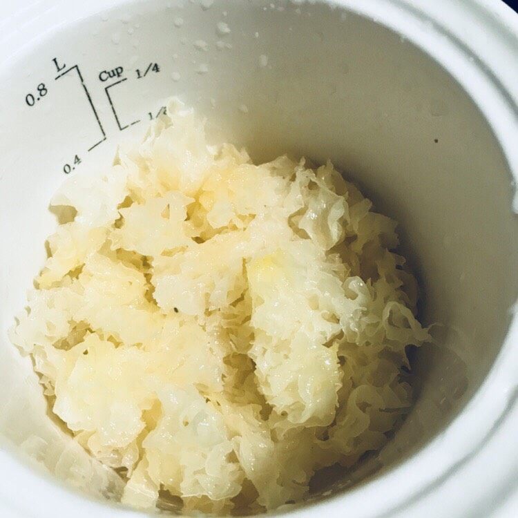 牛奶莲子炖银耳,然后剪碎,放入炖盅(剪碎一点,胶质更好的释放出来)