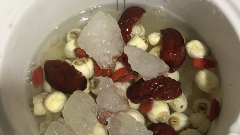 牛奶莲子炖银耳,加入热水,炖3小时