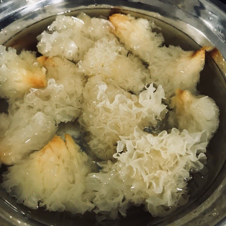 牛奶莲子炖银耳,银耳泡水，泡软后撕块