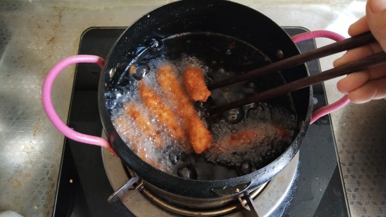 快手小食 香酥鸡柳,第六步 入油锅中小火炸至金黄色出锅