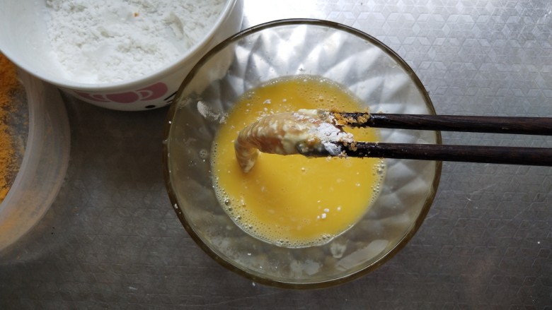 快手小食 香酥鸡柳,第四步 再沾满<a style='color:red;display:inline-block;' href='/shicai/ 9'>鸡蛋</a>液