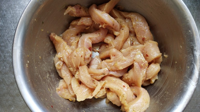 快手小食 香酥鸡柳,第二步 加上腌肉料或者自己调味都可以,腌制2个小时入味