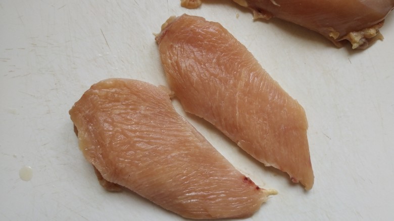 快手小食 香酥鸡柳,第一步 <a style='color:red;display:inline-block;' href='/shicai/ 101'>鸡胸肉</a>从中间片开,顺着纹理切成手指粗细的条