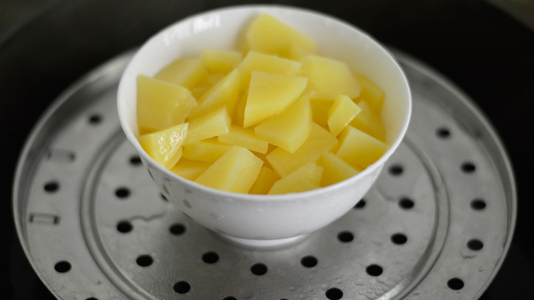 炸土豆丸子,放入锅中,用大火隔水蒸熟