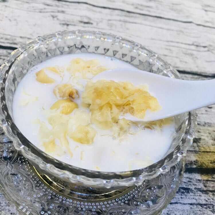 牛奶莲子炖银耳,好好吃,又养颜美容🤗🤗