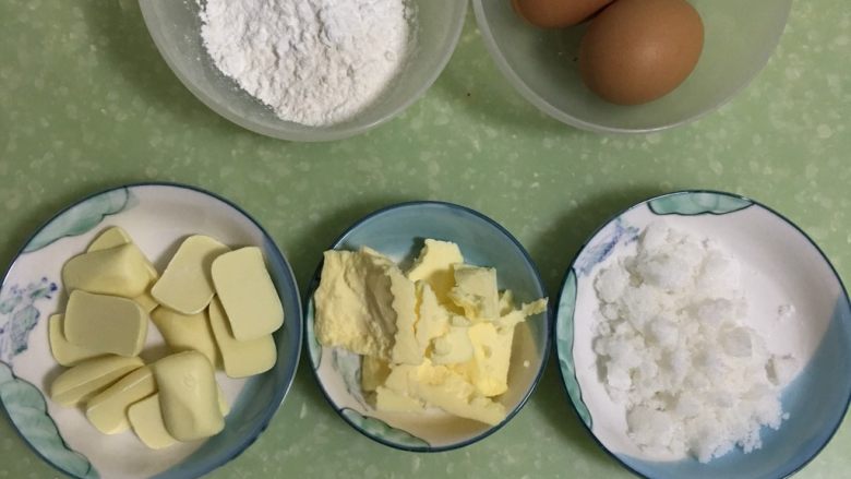 熔岩蛋糕 又名(心太软)😊,把食材准备好。家里没有黑巧克力,我用的是白巧克力(如果用白巧克力,需加5克可可粉)