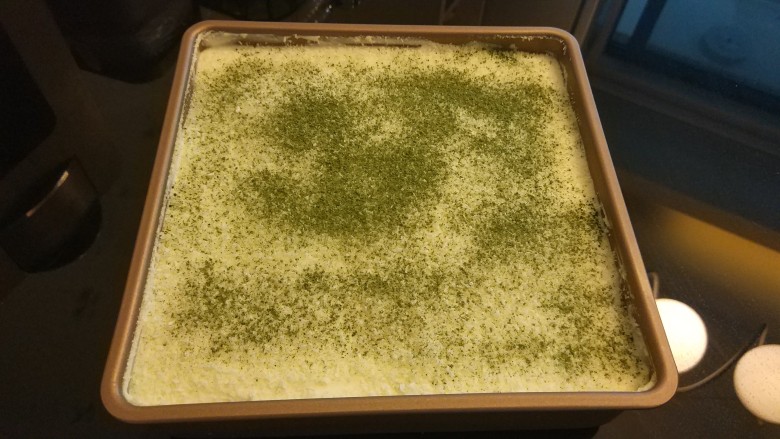 椰蓉抹茶双层慕斯-KT,4.方块蛋糕切片,平铺在活模底部。
5.将一半的奶糊倒入活模中,均匀的撒上抹茶粉(5g) 。再倒入另外一半奶酪糊。冷冻20分钟,再表面均匀的撒上<a style='color:red;display:inline-block;' href='/shicai/ 630'>椰蓉</a>,再撒上一层抹茶粉(3g)。