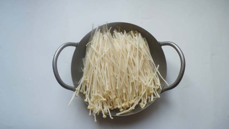 茄汁金针菇,<a style='color:red;display:inline-block;' href='/shicai/ 234'>金针菇</a>切去尾部,洗净,分成一根根的