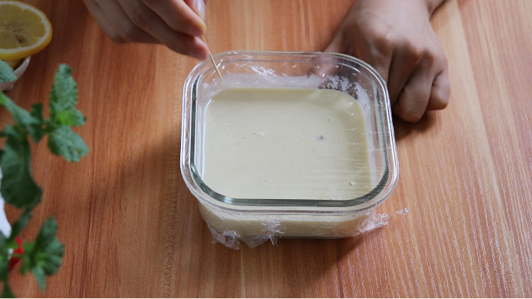 #宝宝辅食#香甜奶糕,盖保鲜膜,并四周用牙签扎一些小孔,静置20分钟