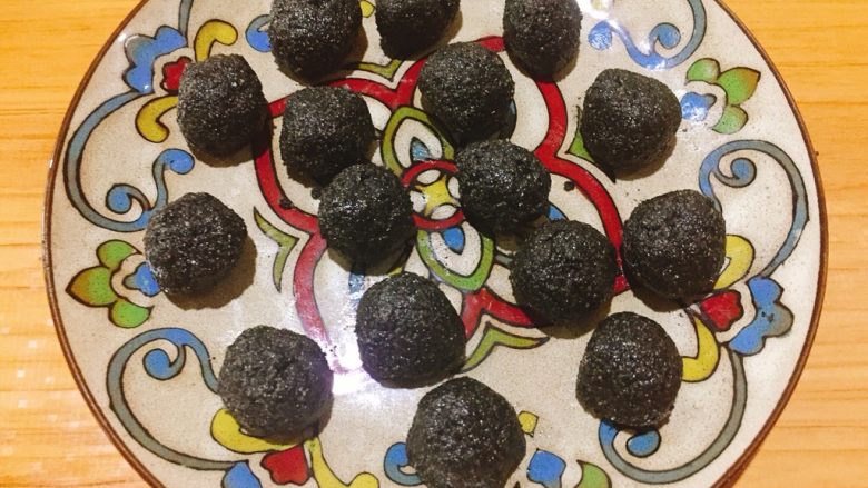 炫彩芝麻汤圆,一个10克,依次搓好,放冷冻5分钟,这样会比较好包