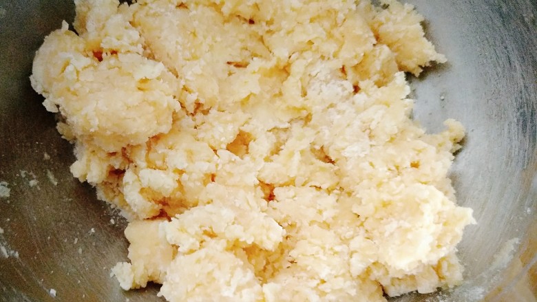 圣诞系列糖霜饼干(超详细),一次性加入低粉,用刮刀按压拌匀,直到没有干粉为止。