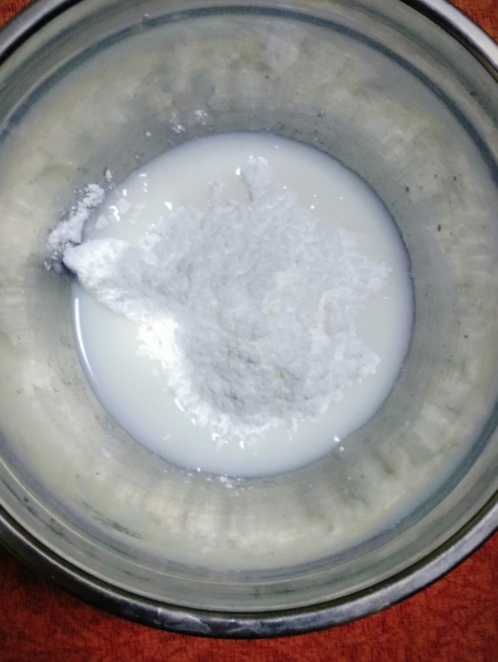 圣诞系列糖霜饼干(超详细),再把过筛的糖粉加入,混合到光滑无颗粒状态。分别把香草精和水怡加入混合均匀。混合好的状态是,刮刀往上提,糖霜流畅,如果不能流下来,可另外加一点点水