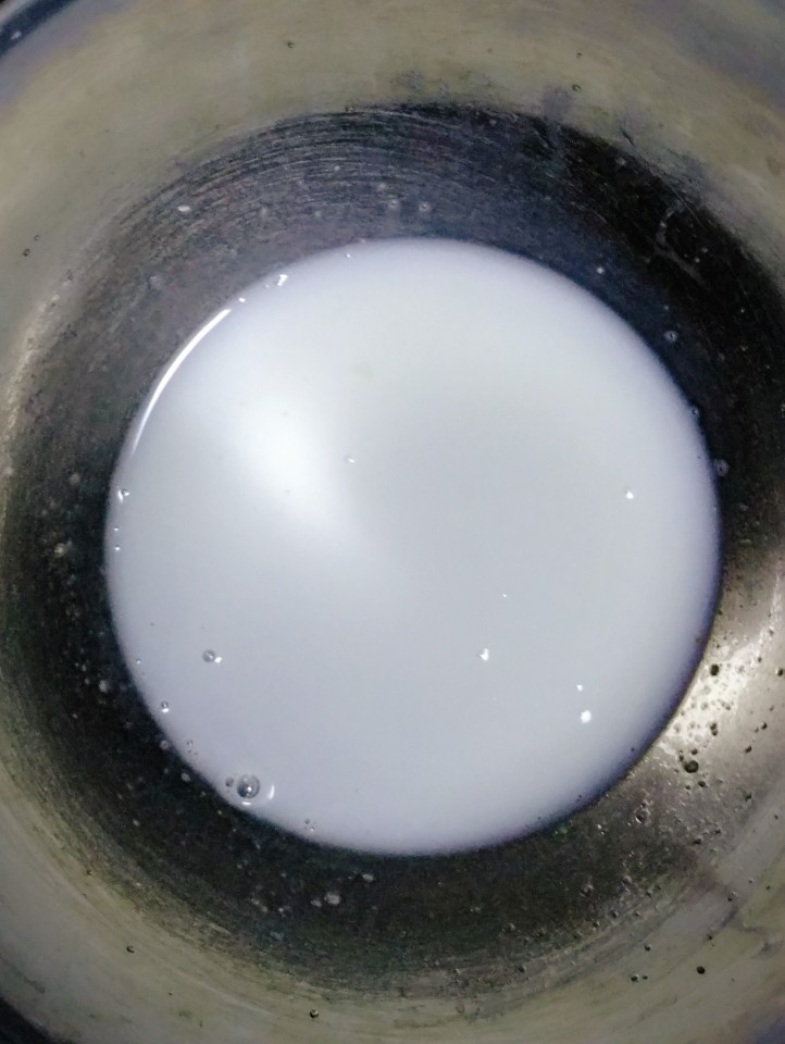 圣诞系列糖霜饼干(超详细),再来说一下糖霜的做法。打蛋盆中加入过筛的蛋白粉,加入凉开水混合到无颗粒。