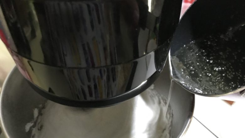 可可咖啡马卡龙—EAT风炉,糖水熬到119度马上关火,开动厨师机最高速边打发蛋白边倒糖水,一开始先到一点,打发均匀后再到下一次,我是分四次倒完的。