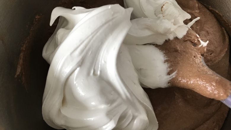 可可咖啡马卡龙—EAT风炉,最后加入剩下的蛋白霜,采用翻拌的手法,力度轻柔,不能再大力翻拌了。