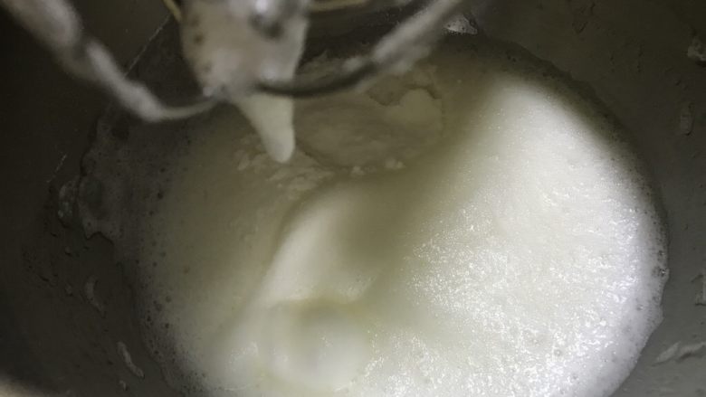 可可咖啡马卡龙—EAT风炉,打发蛋清之前,先把糖水部分的细沙糖,矿泉水混合均匀放入不粘奶锅中,温度计探针固定在奶锅一侧,探针尖头放在糖水中间位置,不要接触到锅壁或者锅底,锅壁和锅底的温度不准的,煤气开小火加热开始熬糖水,熬糖水的同时开动厨师机最高档打发蛋白,分两次加入细沙糖和蛋白粉混合物,第一次加入是打发到粗泡状态,第二次加入是打发到浓密泡沫,有少许纹路的时候。