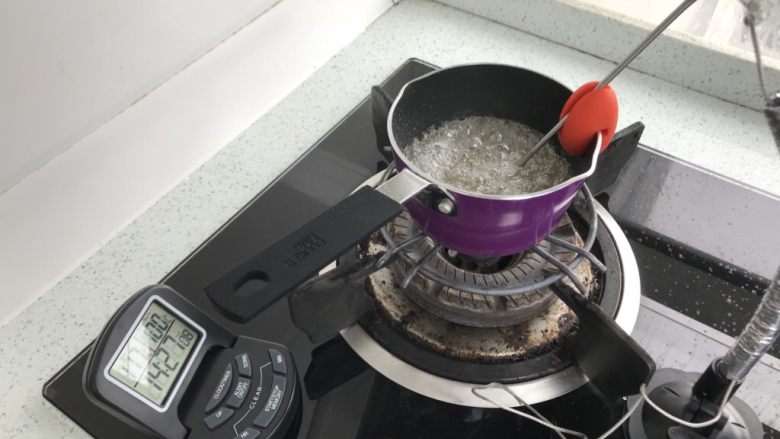 可可咖啡马卡龙—EAT风炉,加一张熬糖水的图,糖水的温度是根据空气湿度决定的,湿度在70%以下糖水熬到116度,湿度在80%—90%之间,糖水温度熬到118度—119度之间,湿度90%以上,糖水熬到120度,我的湿度是90%,所以我熬到119度。